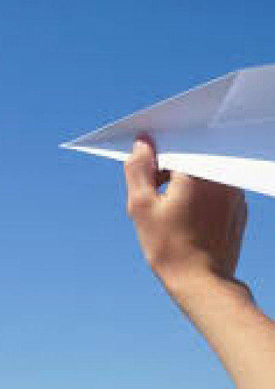 藍天裡的紙飛機